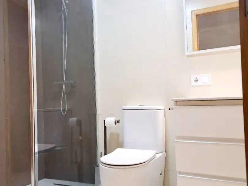 Piso de alquiler en Calle Castilla, 96, Triana Casco Antiguo Baño de Piso de alquiler en Sevilla con Aire acondicionado, Calefacción y Trastero