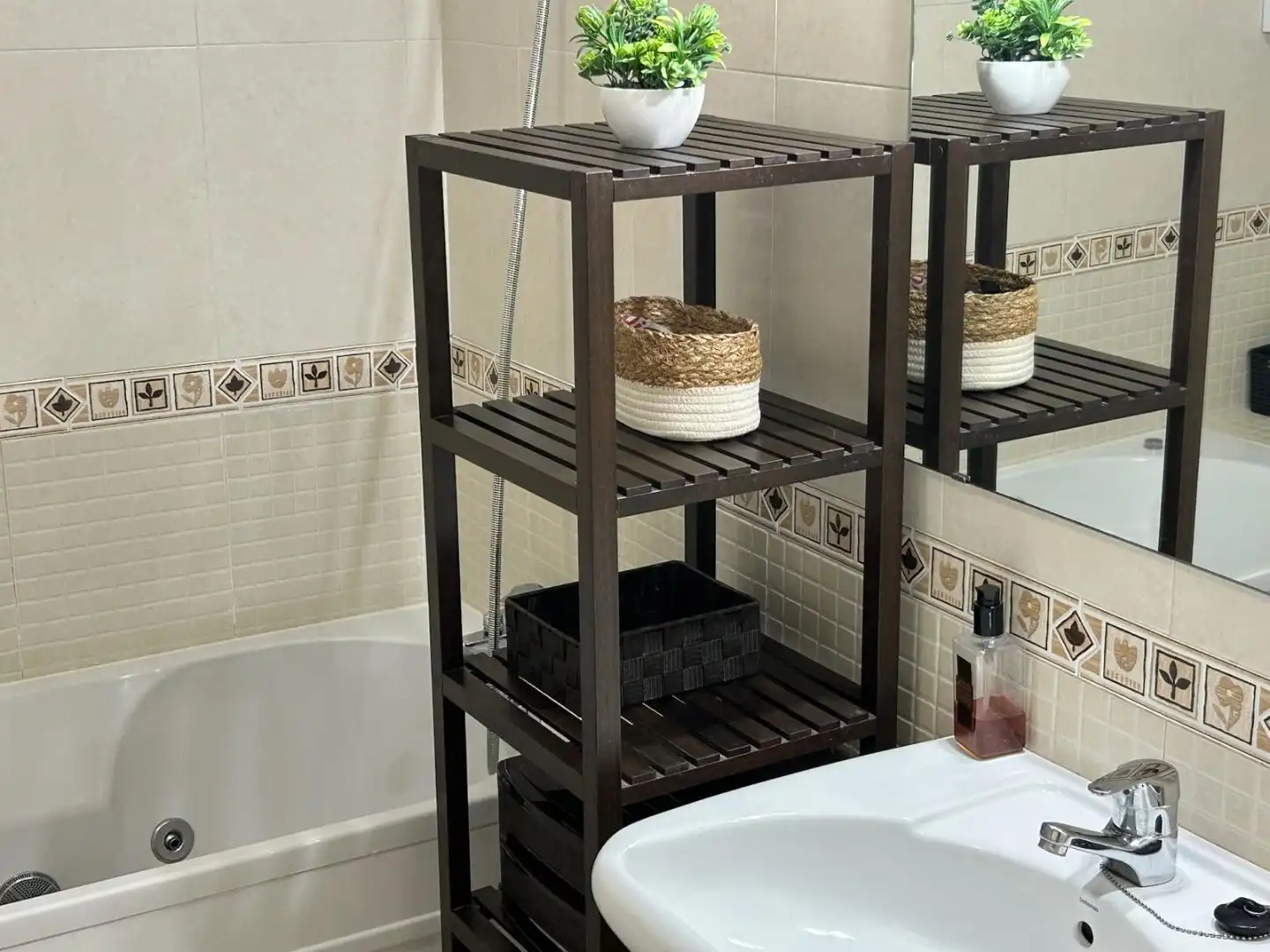 Apartament de lloguer a Calle Ronda del Golf Oeste, 17, Zona Centro Comercial Torrequebrada Bany de Apartament de lloguer en Benalmádena amb Aire condicionat, Calefacció i Parquet