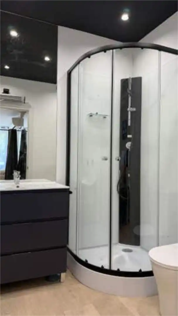 Wohnung zur Miete in Pueblo Nuevo Badezimmer von Wohnung zur Miete in Madrid mit Heizung, Abstellraum und Möbliert