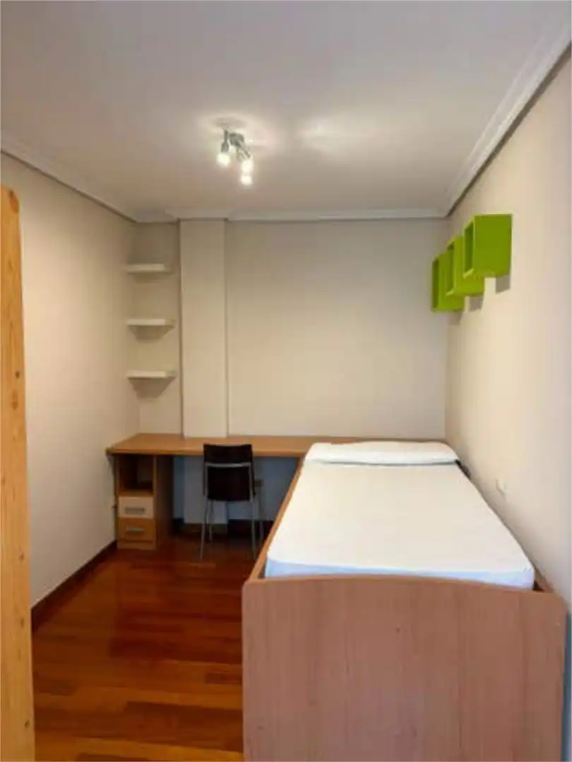Apartament de lloguer a Lavadores Dormitori de Apartament de lloguer en Vigo amb Calefacció, Traster i Moblat
