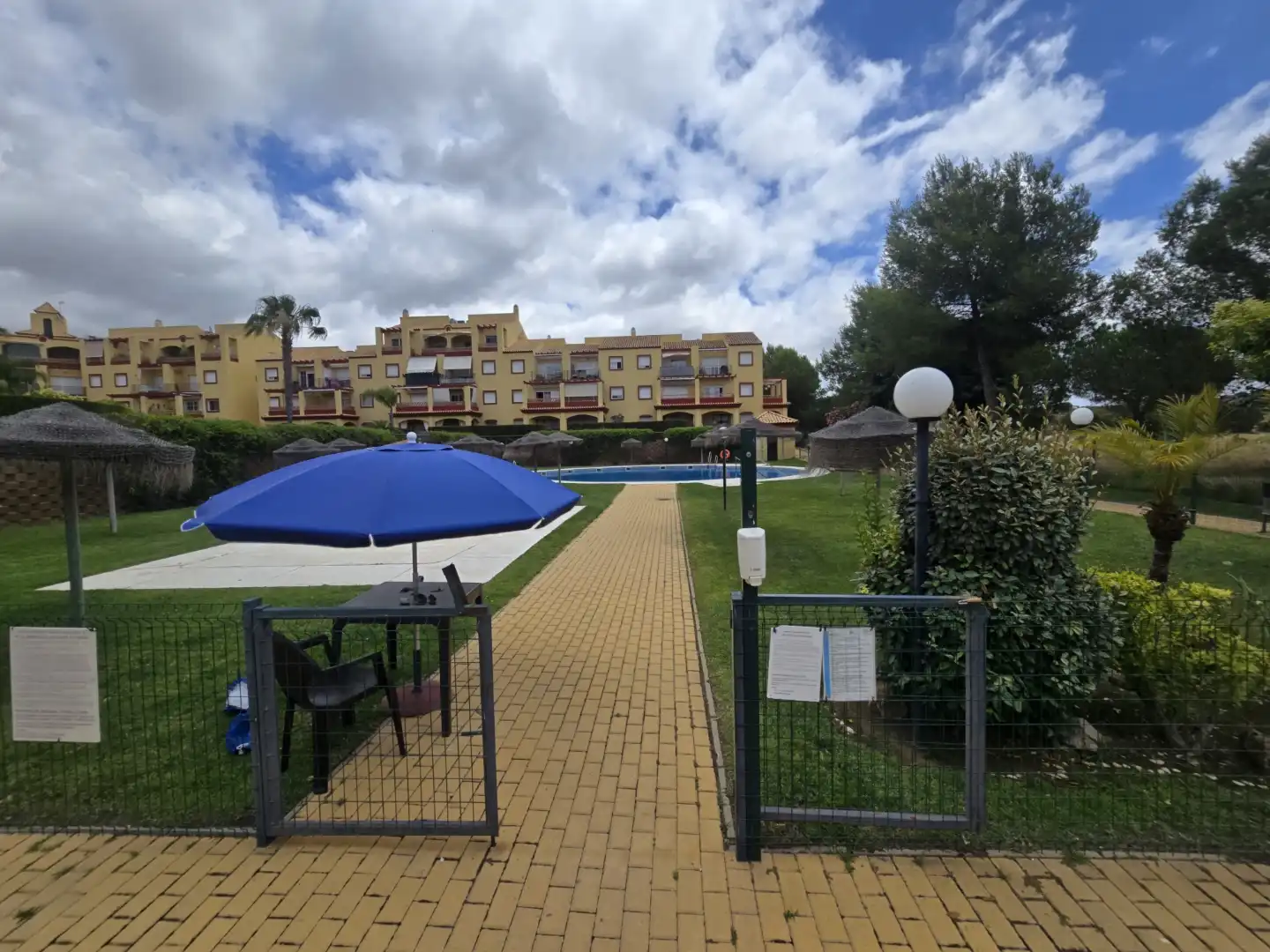 Flat for rent in Avenida Juan Pablo II, 24, Costa Esuri Exterior view of Flat for rent in Ayamonte with Private garden, Terrace and Swimming Pool