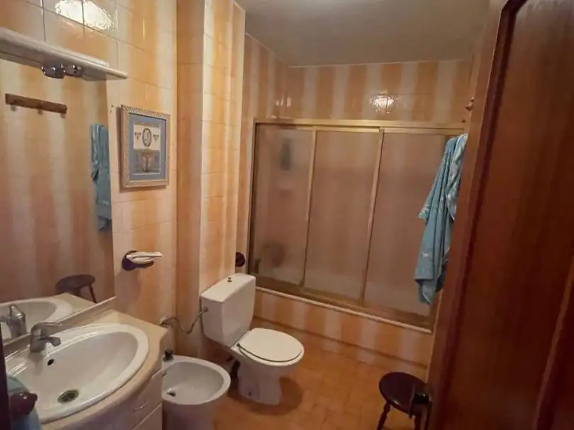 Piso en venta en Calle Hernán Cortés, 22, Motilla del Palancar Baño de Piso en venta en Motilla del Palancar con Aire acondicionado, Calefacción y Parquet