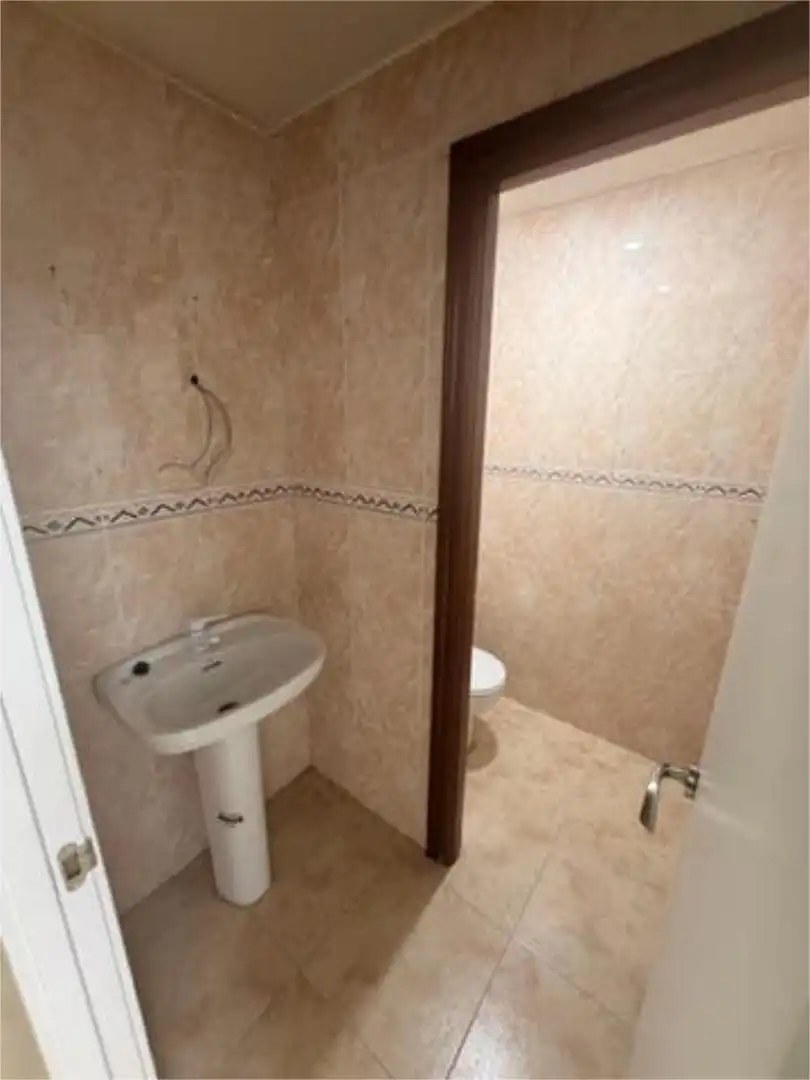 Baño de Local de alquiler en Ocaña con Aire acondicionado