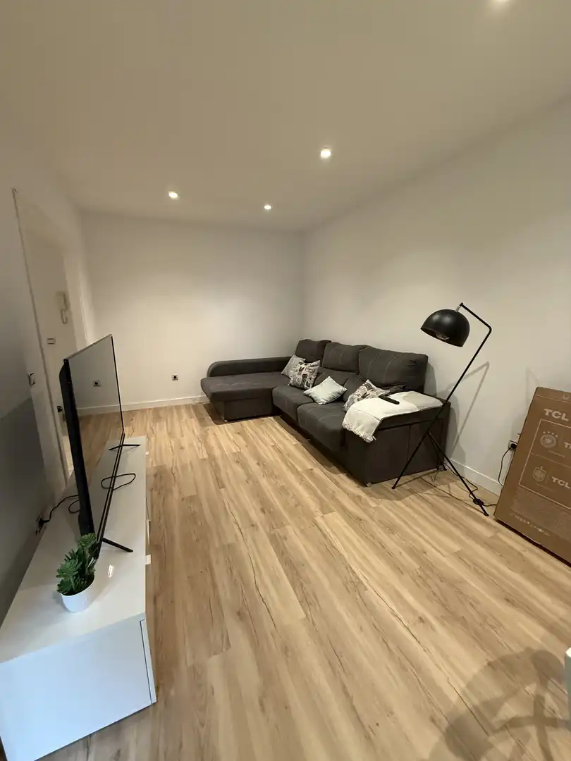 Sala d'estar de Pis de lloguer en Estepona amb Aire condicionat, Parquet i Moblat