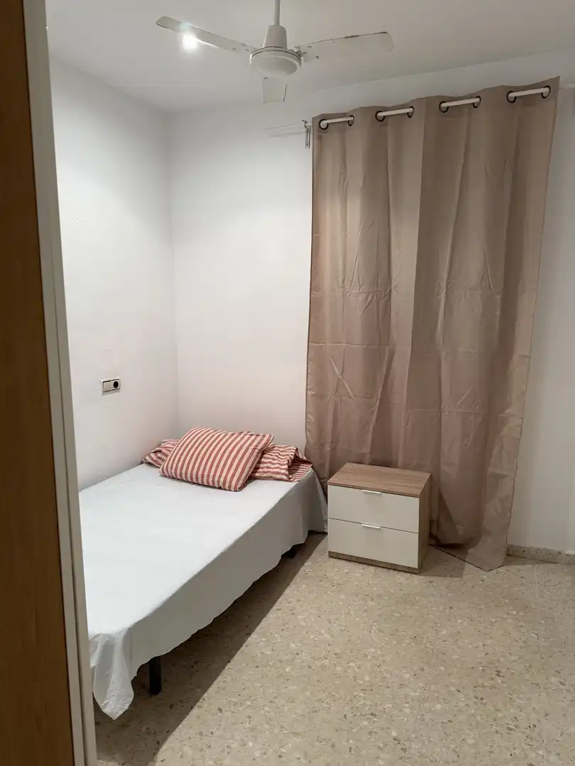 Dormitori de Pis de lloguer en Estepona amb Aire condicionat, Parquet i Moblat