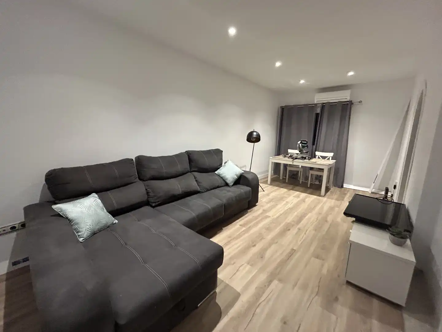 Sala d'estar de Pis de lloguer en Estepona amb Aire condicionat, Parquet i Moblat