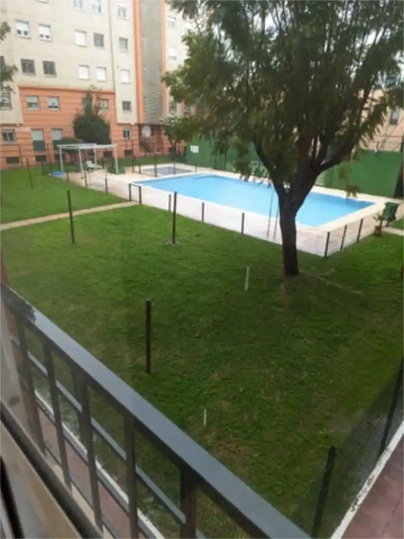 Wohnungen zur Miete in Colores - Entreparques Schwimmbecken von Wohnungen zur Miete in Sevilla mit Privatgarten, Schwimmbad und Möbliert