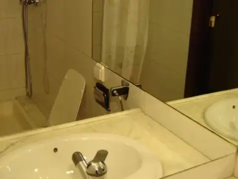 Pis de lloguer a Avinguda de Catalunya, 45, Puigcerdà Bany de Pis de lloguer en Puigcerdà amb Calefacció, Parquet i Moblat