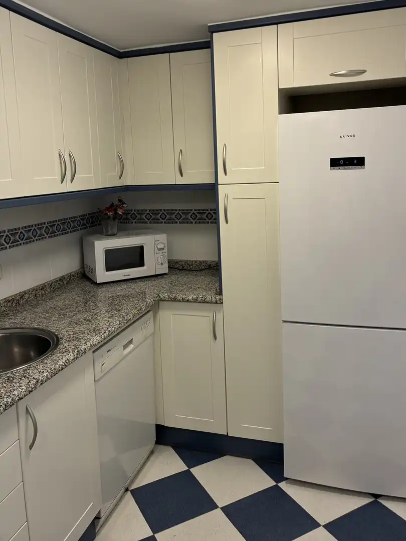 Piso de alquiler en Calle de Sánchez Preciado, 41, Valdezarza Cocina de Piso de alquiler en Madrid