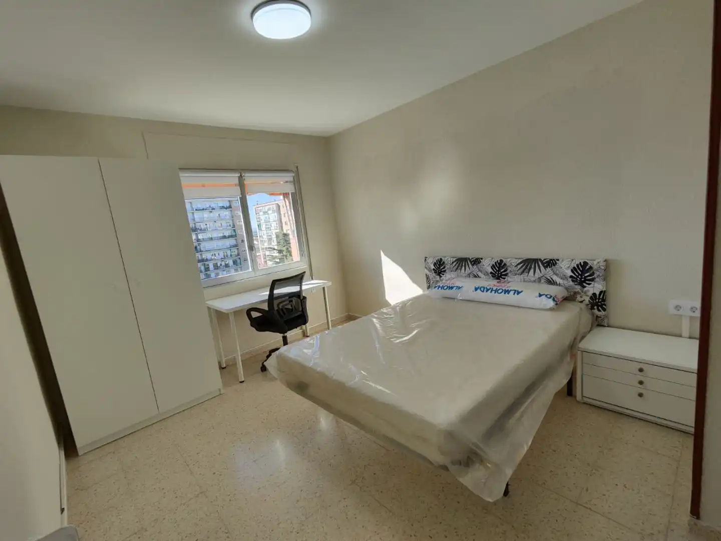 Room in Avenida de Martínez de Velasco, 20, Encarnación Bedroom of Flat for share in Huesca with Air Conditioner, Heating and Furnished