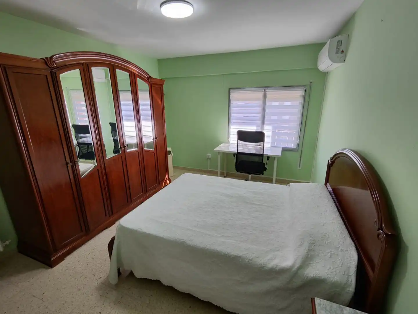Room in Avenida de Martínez de Velasco, 20, Encarnación Bedroom of Flat for share in Huesca with Air Conditioner, Heating and Furnished