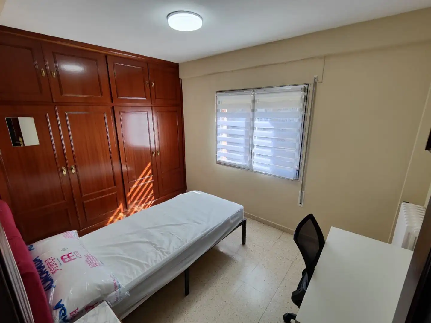 Room in Avenida de Martínez de Velasco, 20, Encarnación Bedroom of Flat for share in Huesca with Air Conditioner, Heating and Furnished