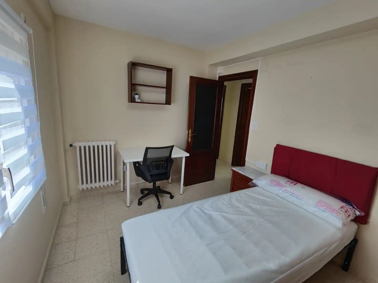 Room in Avenida de Martínez de Velasco, 20, Encarnación Bedroom of Flat for share in Huesca with Air Conditioner, Heating and Furnished