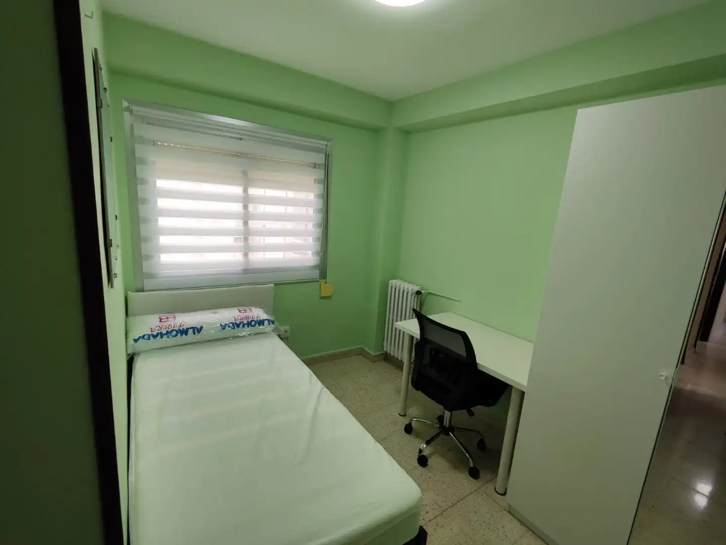 Room in Avenida de Martínez de Velasco, 20, Encarnación Bedroom of Flat for share in Huesca with Air Conditioner, Heating and Furnished