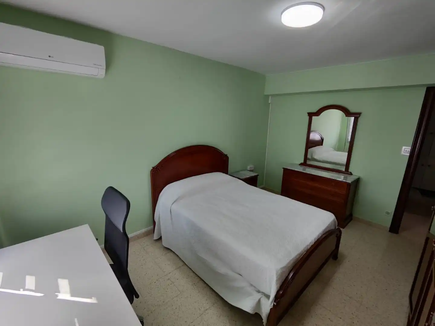 Room in Avenida de Martínez de Velasco, 20, Encarnación Bedroom of Flat for share in Huesca with Air Conditioner, Heating and Furnished
