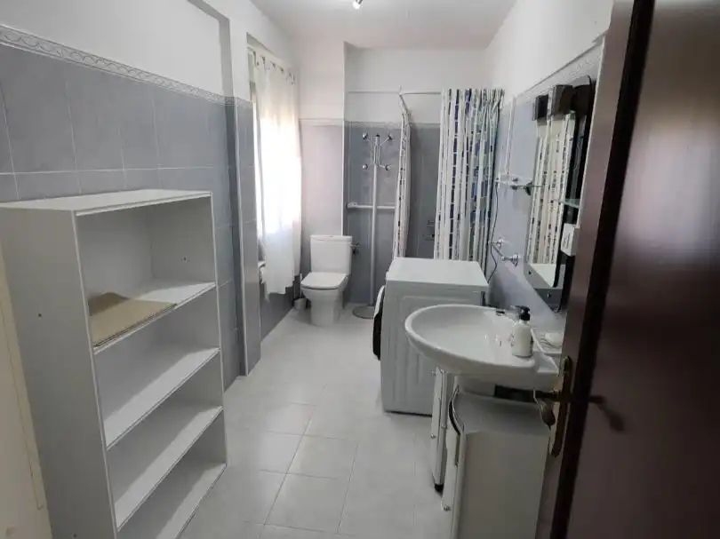 Room in Avenida de Martínez de Velasco, 20, Encarnación Bathroom of Flat for share in Huesca with Air Conditioner, Heating and Furnished