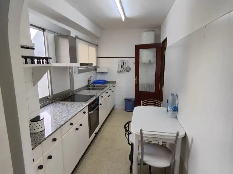 Room in Avenida de Martínez de Velasco, 20, Encarnación Kitchen of Flat for share in Huesca with Air Conditioner, Heating and Furnished