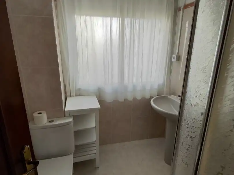 Room in Avenida de Martínez de Velasco, 20, Encarnación Bathroom of Flat for share in Huesca with Air Conditioner, Heating and Furnished