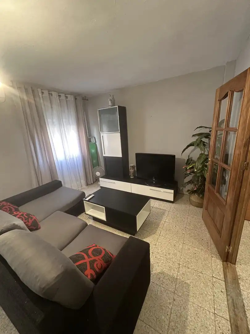 Pis de lloguer a Calle Badalona, 4, Centro Sala d'estar de Pis de lloguer en Cáceres amb Aire condicionat, Moblat i Balcó