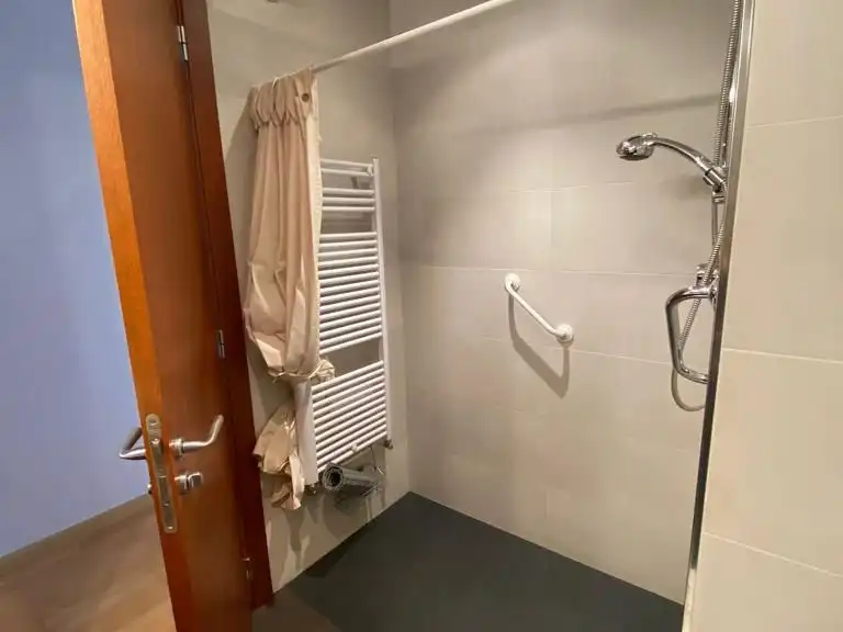 Habitación en Carrer Eix Onze de Setembre, 35, El Sucre - El Nadal Baño de Piso para compartir en Vic con Calefacción, Parquet y Terraza