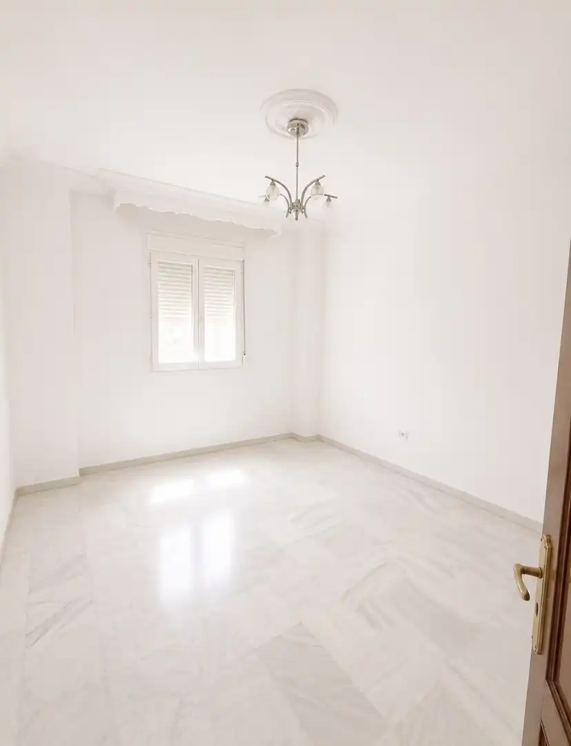 Einfamilien-Reihenhaus zum Verkauf in Calle Cetina, 2f, Camposoto - Gallineras Schlafzimmer von Einfamilien-Reihenhaus zum Verkauf in San Fernando mit Klimaanlage, Terrasse und Balkon