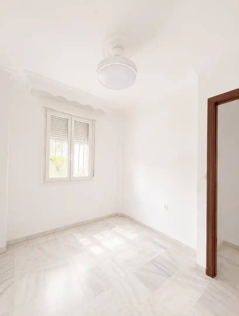 Einfamilien-Reihenhaus zum Verkauf in Calle Cetina, 2f, Camposoto - Gallineras Schlafzimmer von Einfamilien-Reihenhaus zum Verkauf in San Fernando mit Klimaanlage, Terrasse und Balkon