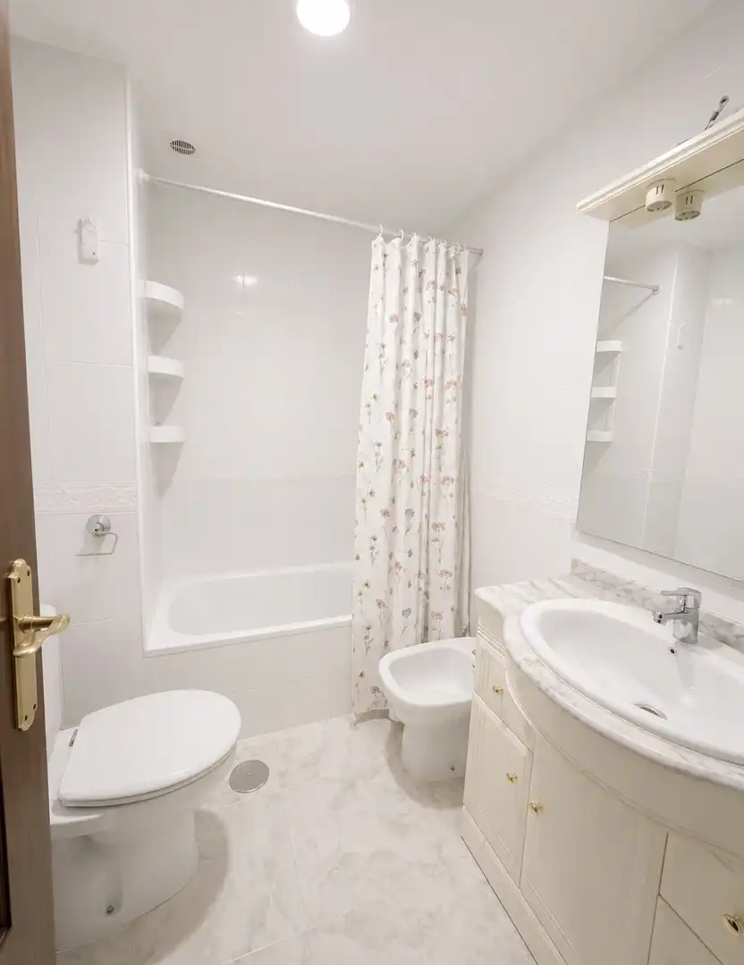 Einfamilien-Reihenhaus zum Verkauf in Calle Cetina, 2f, Camposoto - Gallineras Badezimmer von Einfamilien-Reihenhaus zum Verkauf in San Fernando mit Klimaanlage, Terrasse und Balkon