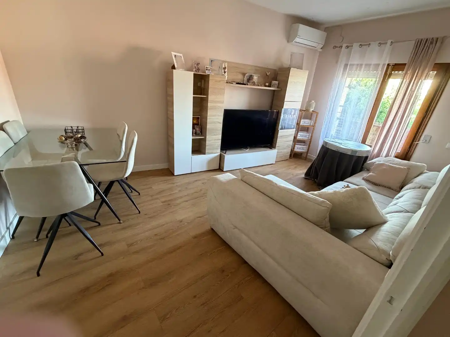 Sala d'estar de Pis de lloguer en Madrigal de la Vera amb Aire condicionat, Parquet i Moblat