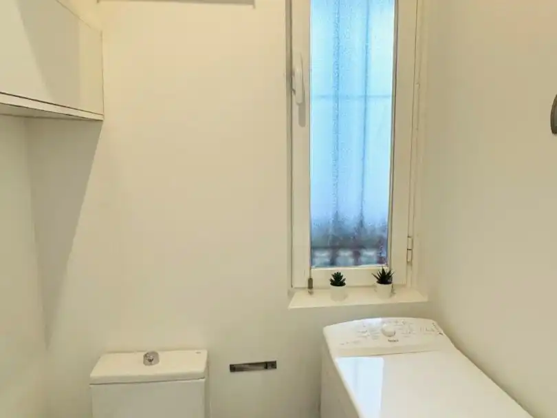 Bathroom of Flat for rent in  Madrid Capital  with Air Conditioner and Balcony