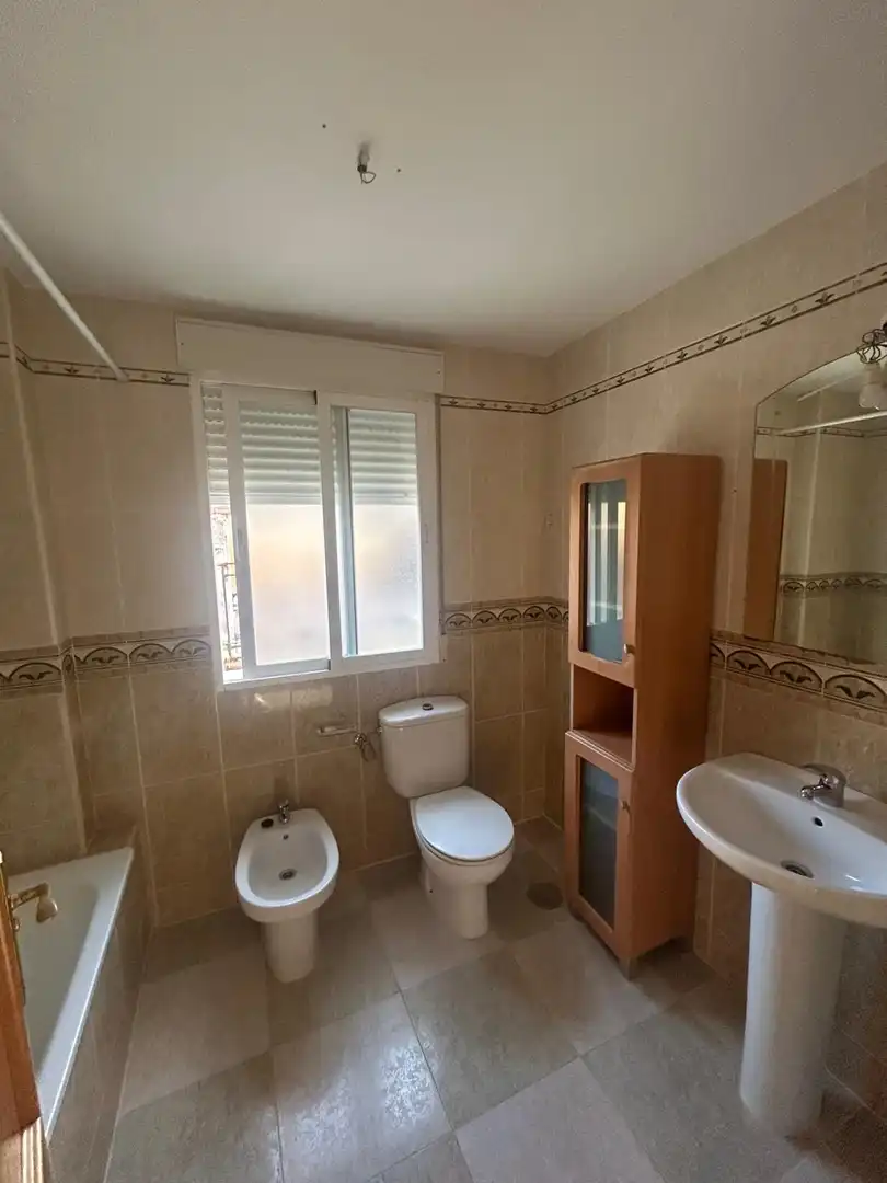 Baño de Piso de alquiler en Padul con Aire acondicionado, Terraza y Balcón