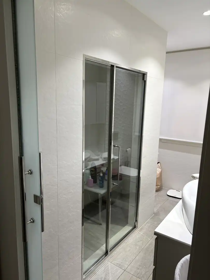 Piso en venta en Calle de Julio Palacios, 13, La Paz Baño de Piso en venta en Madrid Capital con Aire acondicionado, Terraza y Piscina