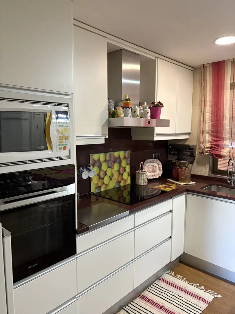 Piso en venta en Calle de Julio Palacios, 13, La Paz Cocina de Piso en venta en Madrid Capital con Aire acondicionado, Terraza y Piscina