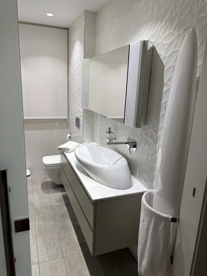 Piso en venta en Calle de Julio Palacios, 13, La Paz Baño de Piso en venta en Madrid Capital con Aire acondicionado, Terraza y Piscina