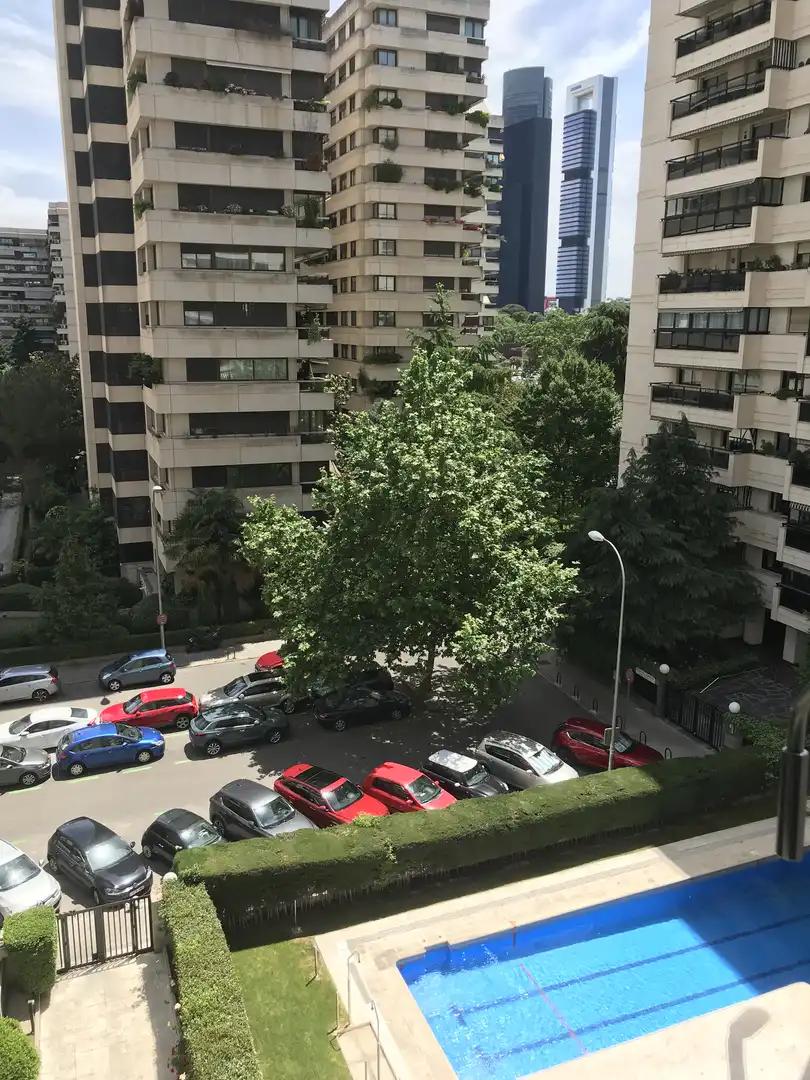 Piso en venta en Calle de Julio Palacios, 13, La Paz Vista exterior de Piso en venta en Madrid Capital con Aire acondicionado, Terraza y Piscina
