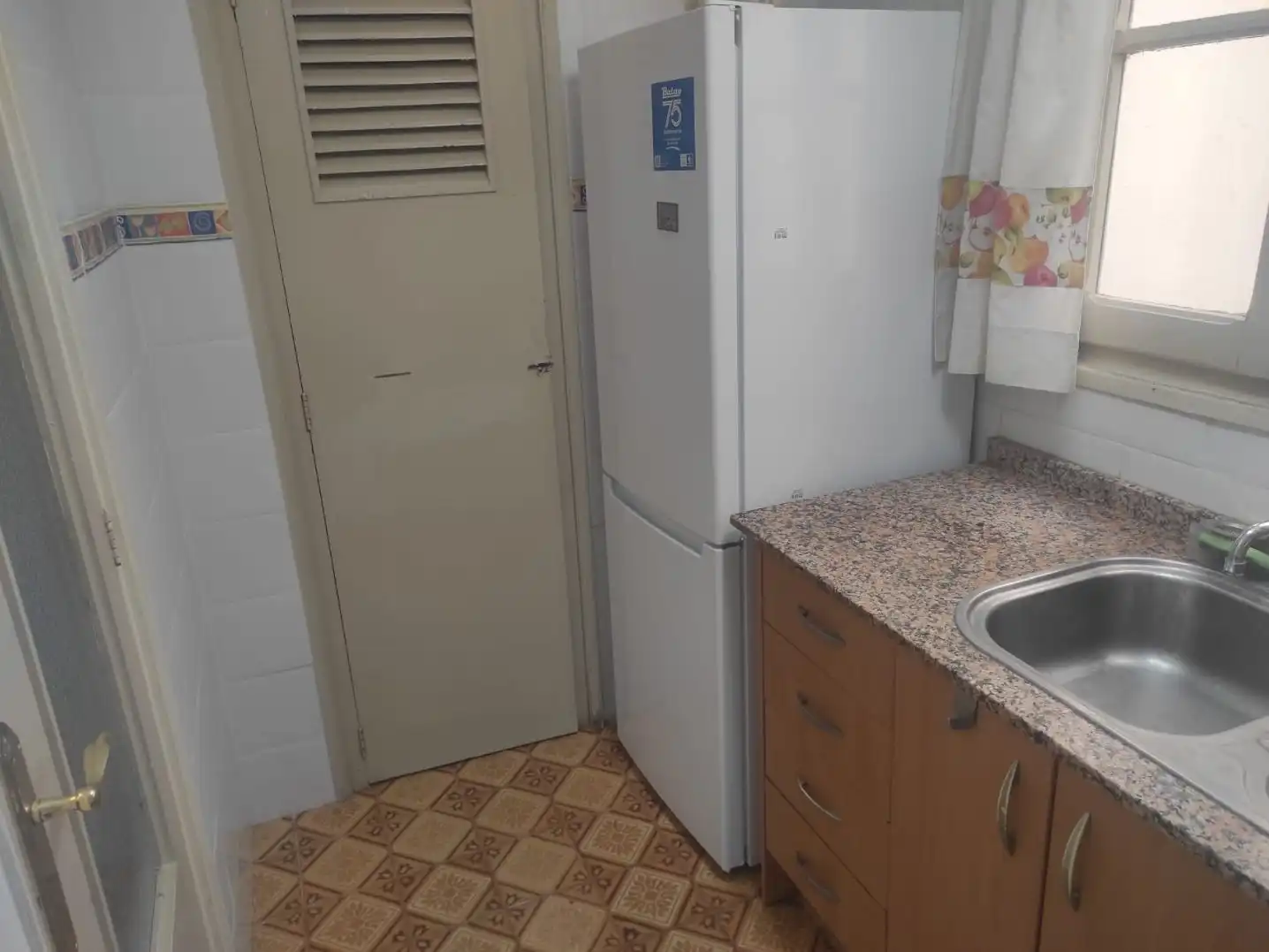 Flat for rent in Carrer del Mestre Arturo Padilla, 27, Zona Campus Universitario Kitchen of Flat for rent in Burjassot with Furnished and Balcony