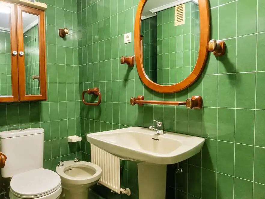 Flat for rent in Caracter Uribe Auzoa, 16, Arrasate / Mondragón Bathroom of Flat for rent in Arrasate / Mondragón with Heating, Parquet flooring and Furnished