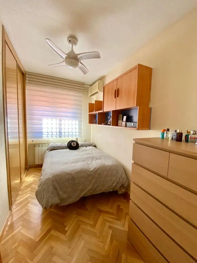 Pis en venda a Calle de Santoña, 7, Zofio Dormitori de Pis en venda en Madrid amb Aire condicionat, Calefacció i Parquet