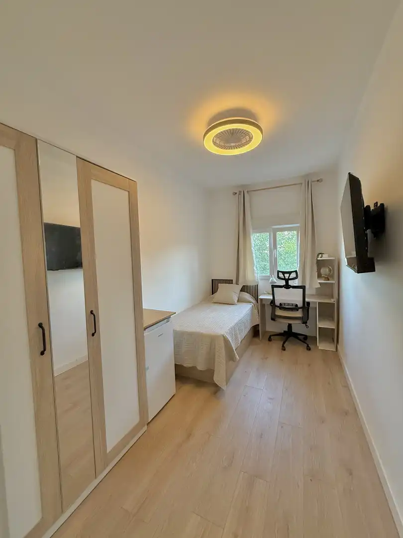 Room in Calle Altagracia, 27, El Perchel Bedroom of Flat for share in Ciudad Real with Air Conditioner, Heating and Parquet flooring