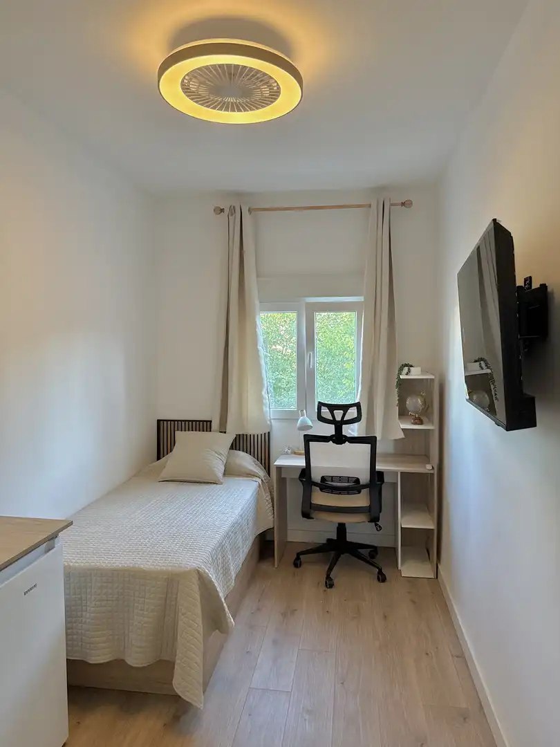 Room in Calle Altagracia, 27, El Perchel Bedroom of Flat for share in Ciudad Real with Air Conditioner, Heating and Parquet flooring