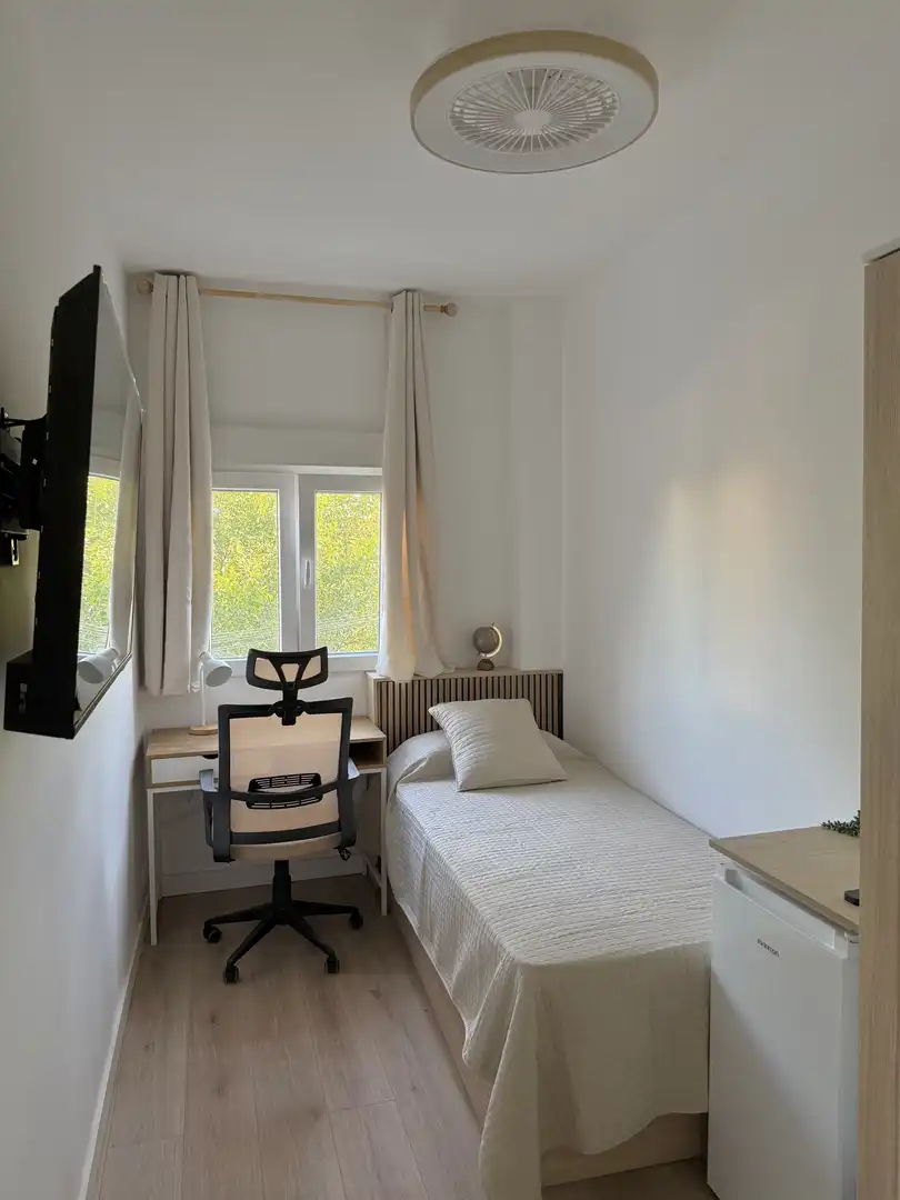 Room in Calle Altagracia, 27, El Perchel Bedroom of Flat for share in Ciudad Real with Air Conditioner, Heating and Parquet flooring