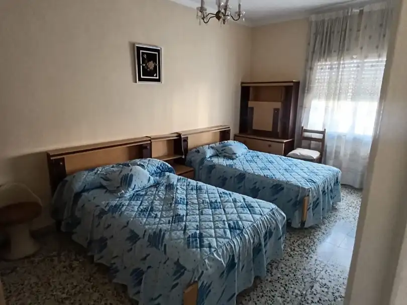 Dormitori de Pis de lloguer en Teruel amb Calefacció, Moblat i Balcó