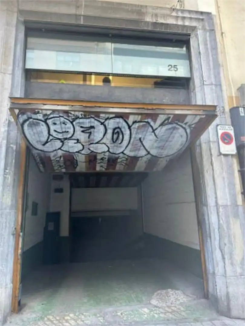 Garage zur Miete in Alhóndiga Außenansicht von Garage zur Miete in Bilbao