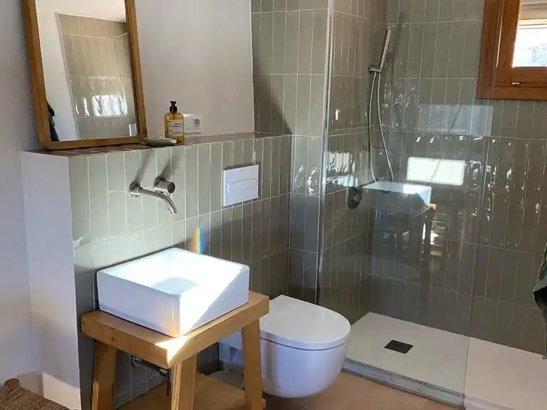 Einfamilien-Reihenhaus zur Miete in Carrer Balmes, 3, Albons Badezimmer von Einfamilien-Reihenhaus zur Miete in Albons mit Klimaanlage und Terrasse