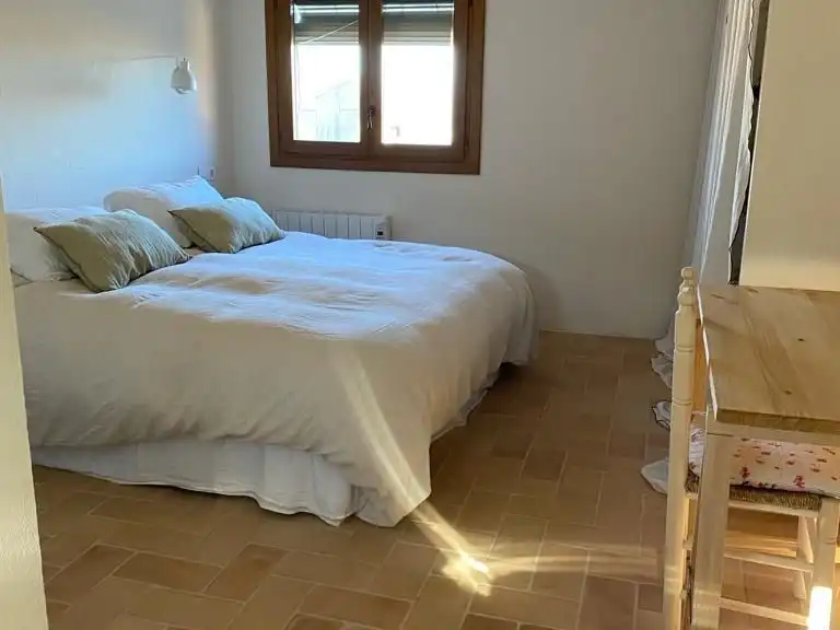 Einfamilien-Reihenhaus zur Miete in Carrer Balmes, 3, Albons Schlafzimmer von Einfamilien-Reihenhaus zur Miete in Albons mit Klimaanlage und Terrasse