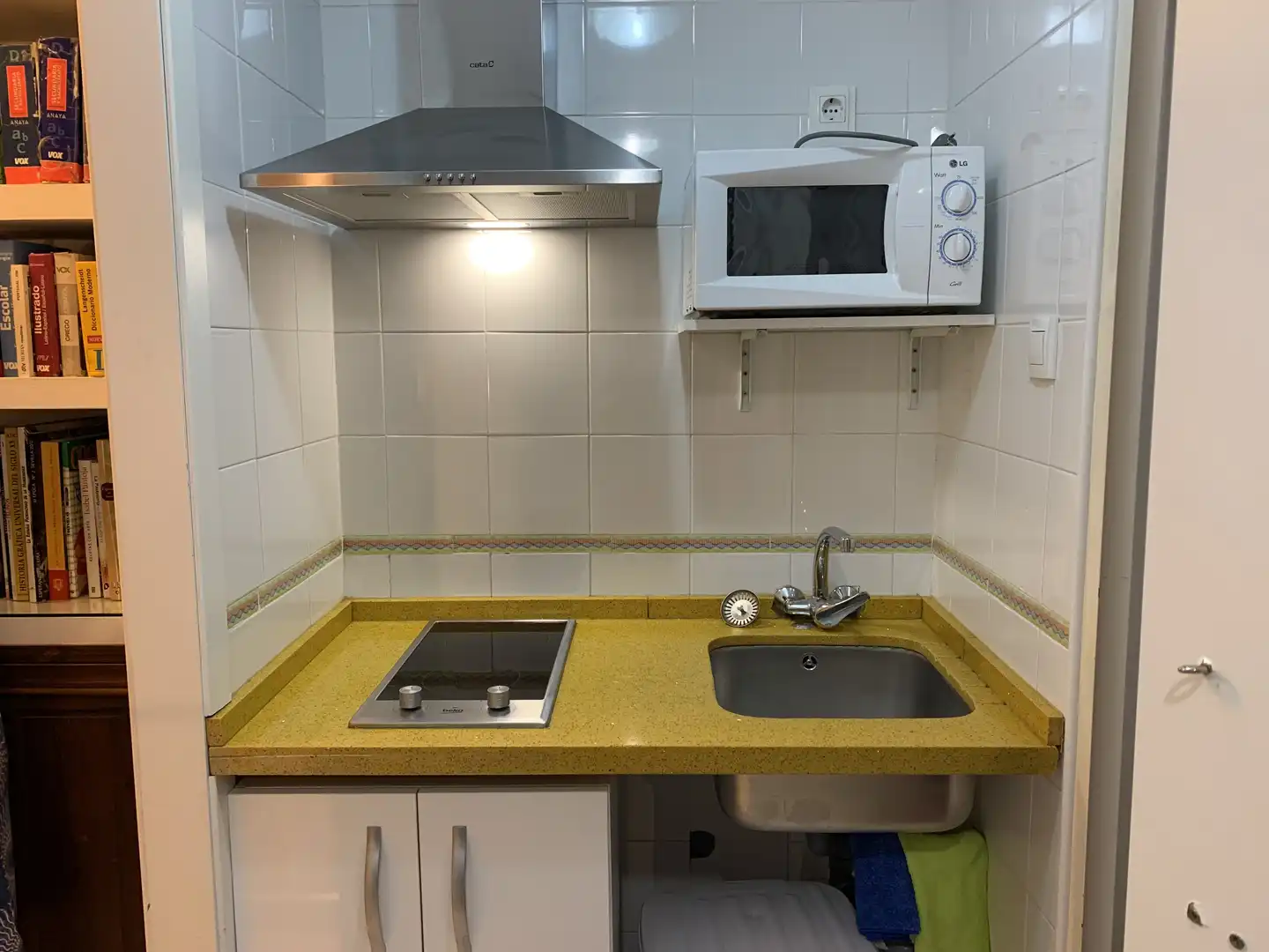 Apartments for rent in Calle Hiniesta, San Julián Kitchen of Apartments for rent in Sevilla with Air Conditioner, Terrace and Furnished