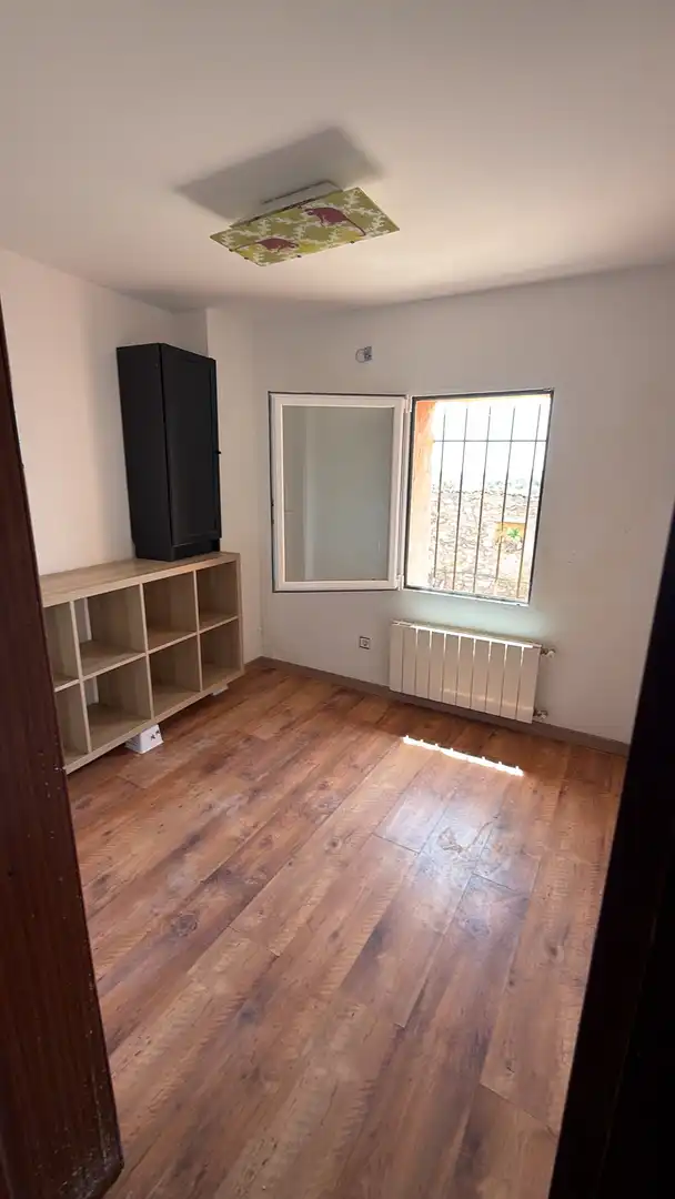 Casa adosada en venda a Calle el Cristo, 13, Alaminos Dormitori de Casa adosada en venda en Alaminos amb Calefacció, Parquet i Terrassa