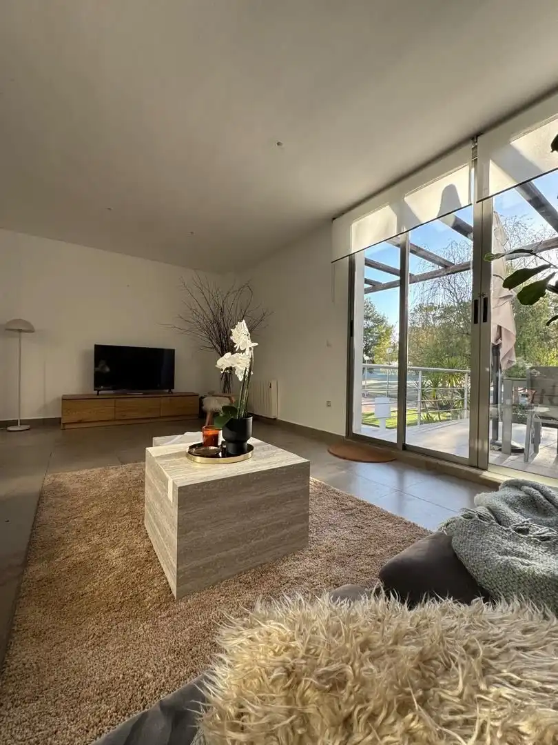 Flat for rent in Urbanización Bosque U14, 141, El Bosque Living room of Flat for rent in Chiva with Air Conditioner, Heating and Private garden