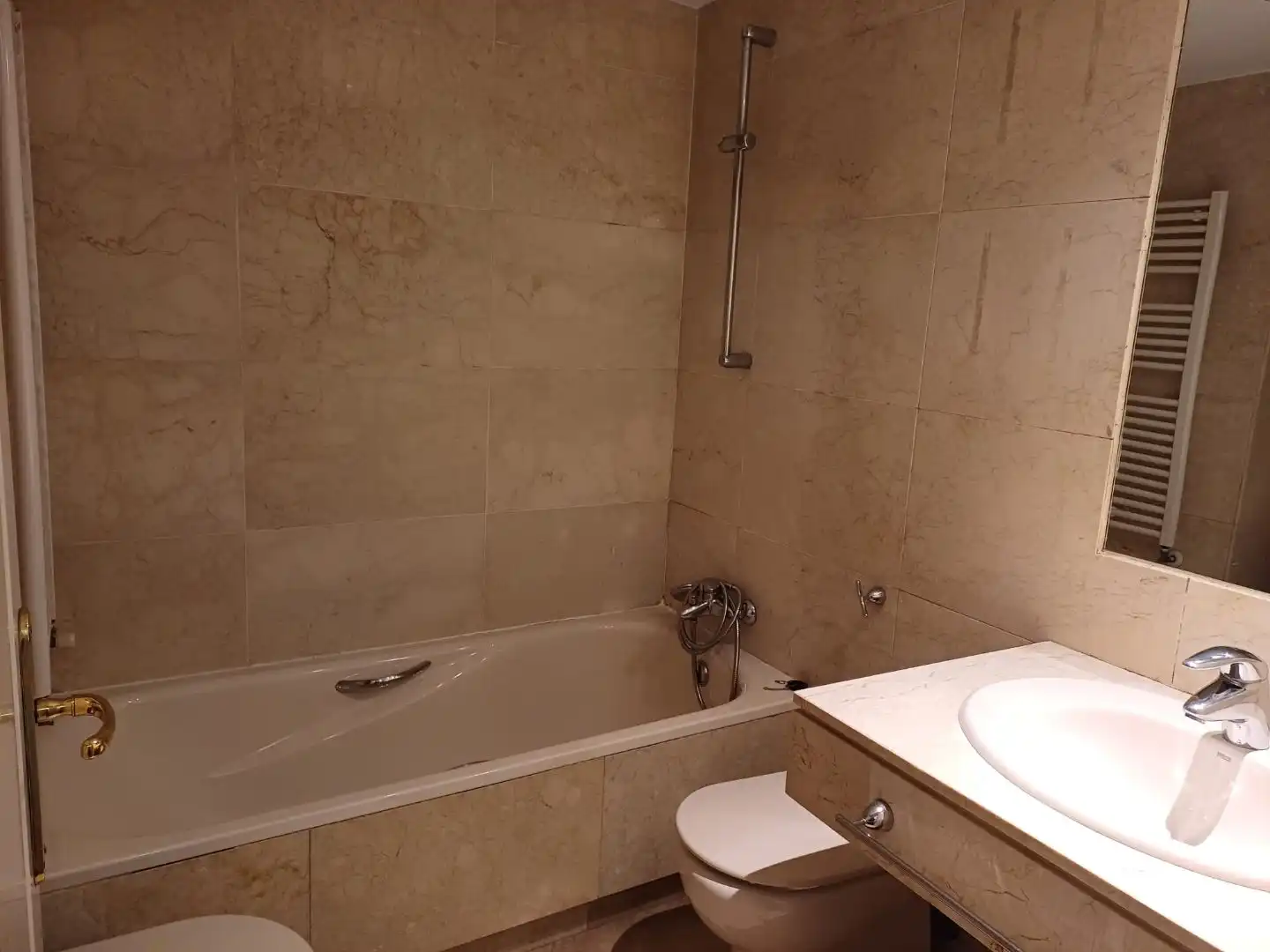 Flat for rent in Avenida de la Ermita, 2, Arroyo de la Vega Bathroom of Flat for rent in La Moraleja with Air Conditioner, Swimming Pool and Balcony