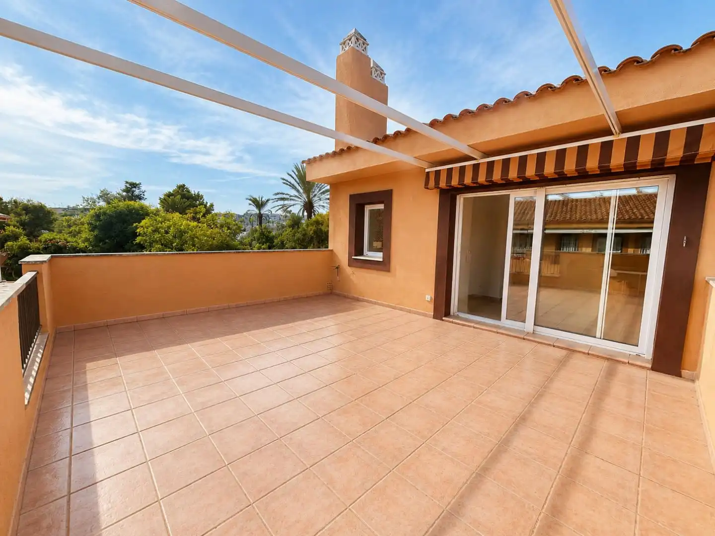 Wohnung zum Verkauf in Marina Urbanization Casares, 6066, Marina de Casares Terrasse von Wohnung zum Verkauf in Casares mit Terrasse und Schwimmbad
