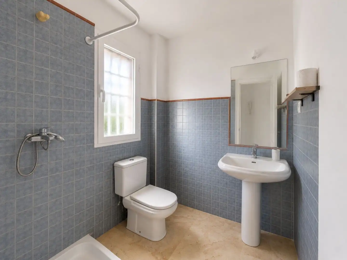 Wohnung zum Verkauf in Marina Urbanization Casares, 6066, Marina de Casares Badezimmer von Wohnung zum Verkauf in Casares mit Terrasse und Schwimmbad